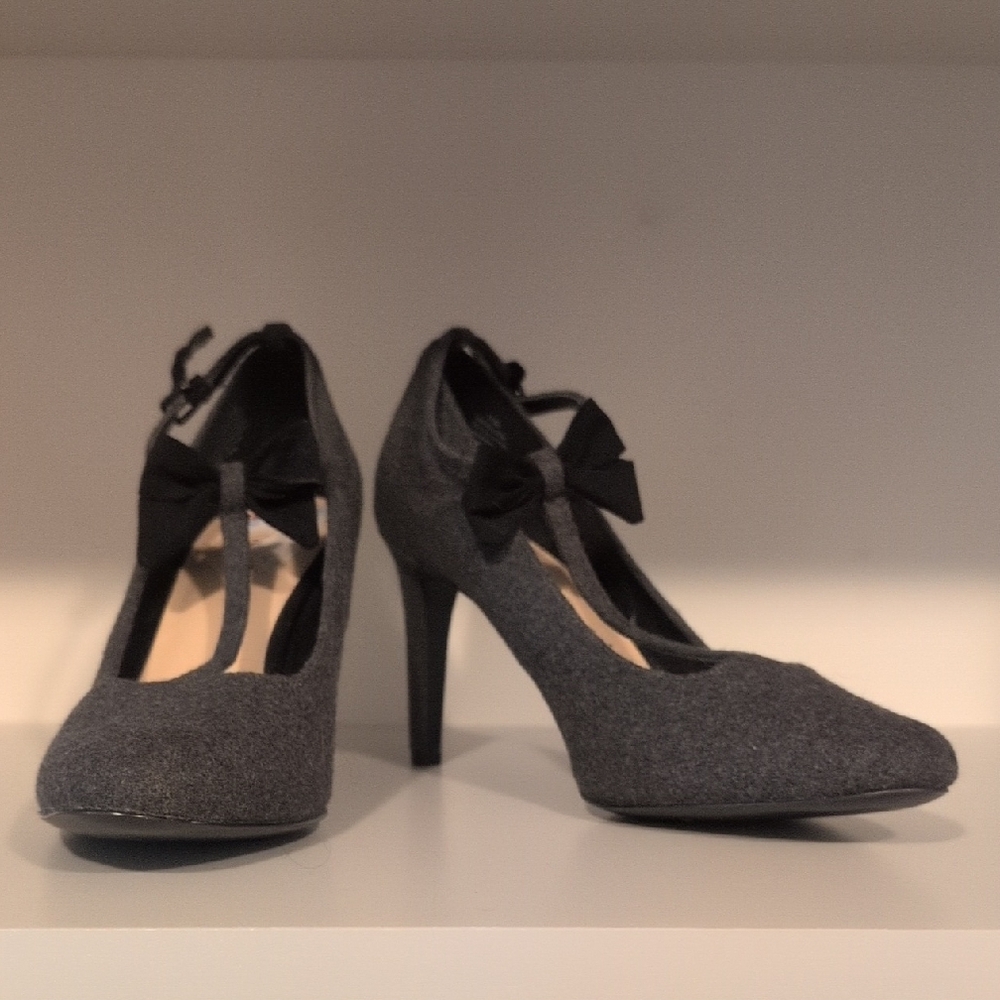 Nine West Gray Heels with Black Bow